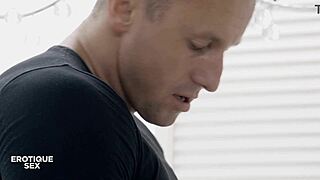 Gros cul tchèque Jenifer Janes baise passionnée matinale rapide sur la queue du mec mouillée