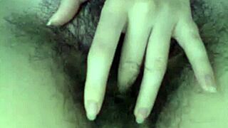 Uh, dlakava tinejdžerka 18+ na veb kameri, tako jebeno vruća, znaš?