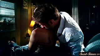 Tía glamurosa provocada antes de follar coño y chorro de semen