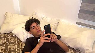 Beau-fils se glisse dans le lit de sa belle-mère colombienne MILF pour un fantasme tabou