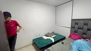 Madrastra sexy me pide que le de rico sexo duro acambio de dejarme salir con mis amigos