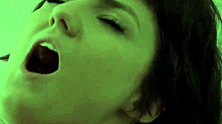 Gatinha com peitinhos pequenos fica louca depois de boquete quente