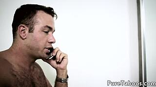 Söpö nuori nainen ratsastaa isäpuolen kovaa kyrpää villissä fantasissa