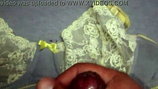 Я дрочил в сексуальное белье моей лучшей подруги, иногда она одалживает его для спермы