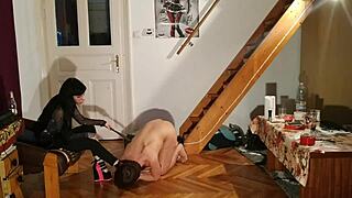 Beth Kinky geniet van voeten spel met sexy meesteres