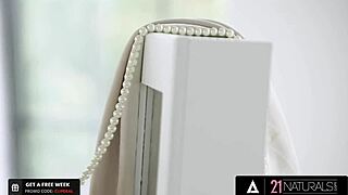 왜 가슴 큰 러시안 기샤가 자지 그렇게 갈망하나?