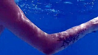 Hei Mimi Cica, haluutko sukeltaa kuumiin altaan erootikoihin siinä seksikkäässä asussa?