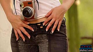 Milf Bionda Formosa Scatta Sexy Selfie All'Aperto in Intimo