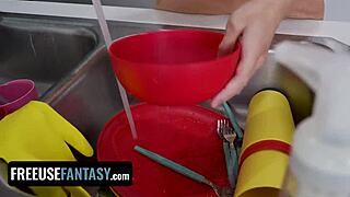 Sexuální duch se vplíží do divoké scény, šuká tři krásky bez gumy zezadu, ani si nevšimnou.