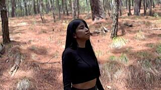 Karol Smith zapeljuje neznanca v gozdu za pomoč.