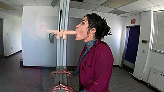 Vzemi številko - Sesaj dildo za storitev v mokri domači ponižanju z zrelo ženo