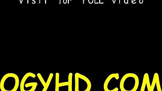 Ung søtnos nagla av eldre elsker