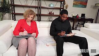 سارا جاي الملف ذات الصدر الكبير تعمل بجد على زب إيزيا ماكسويل السميك!