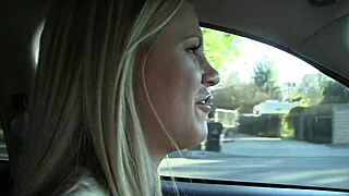 סקרלט רד מפתה את החבר שלה לרכיבה עמוקה בכוס מגולחת צרה