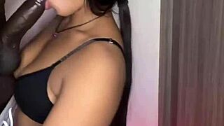 Roztomilá Latina modelka prosí o cucání ptáka své nejlepší kamarádky. Nemůže odolat tomuto amatérskému páru nysdel!