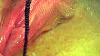 En eldre britisk dame frister med sakte striptease i del 125 av moroa.