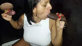 Aku suka hisap kote orang asing di gloryhole Freedom di Floripa.