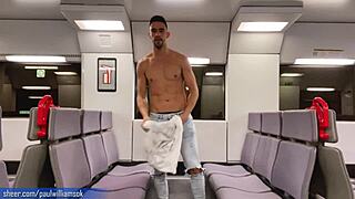 Sexy opálený chlap riskuje vše, cestuje nahý vlakem. Veřejná nahota se divoce rozjede!