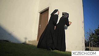 Vackra nunnor som njuter av vild sex!