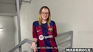 Sakra, fanúšik Barcelony dostal v chodbe štadióna od priaznivcov PSG! 😱