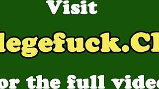 Lesbische tiener 18+ speelt met strakke kut in stomende douche