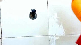 Skutočná amatérka sa predvádza v tesných nohaviciach a viditeľnej línii nohavičiek na vonkajšom zadku