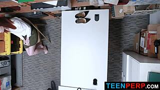 Petite tiener Pepper Hart betrapt op stelen kleren, hard doggystyle POV geneukt