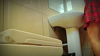 偷窥毛茸茸阴道撒尿