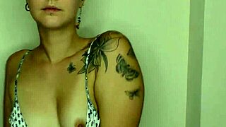 oh man, i’m droolin’ over this big tits brunette babe cleanin’ house with downblouse showin’