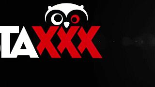 Babe Lesbiene Tachinează Pizda și Fundul în Baie