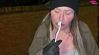 Бездомные женщины сталкиваются с жестоким публичным унижением в сырых уличных сценах