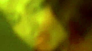 Kazualno-erotska seksi indijska milf se skida polako za kameru. Njeni egzotični pokreti me uhvatili ovde.