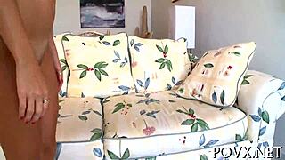 Sexy priateľka sa nechá nalákať na hardcore doggystyle šukanie