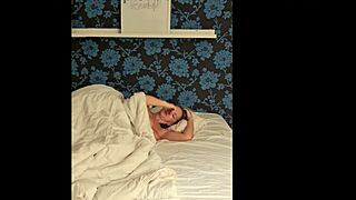 Mari, tu me réveilles avec cette bite dure ?