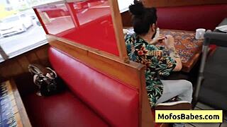 Kiihottuneet tarjoilijat Elana ja Eden naivat Derekin julkisessa ruokasalissa