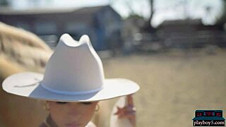 Kromme Latina MILF Mia Valentine rijdt hard. Haar hete lichaam schittert in solo centerfold actie.