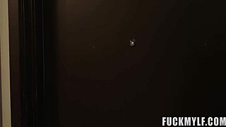 איקה, שוודית חושנית בת 18, חוקרת הרפתקאות ארוטיות בכרך 16