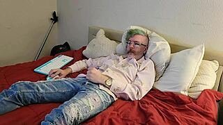 Popolnoma oblečena biseksualna seja z ogromnim kurcem.