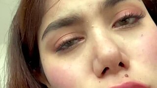 Viejo devora coño mojado de Marina Gold