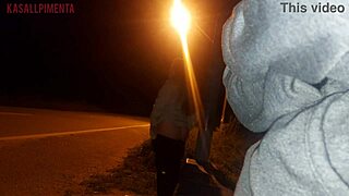 बस स्टॉप पर एक अजनबी को अपना सेक्सी अस्स दिखा रही हूँ