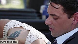 היי, תראה את ג'סיקה דרייק מתחממת בסקס אירוטי במכונית בציבור!