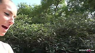 Hemmetti, saksalainen tarjoilija Victoria poimitaan kuumaan katucasting panemiseen! 😜