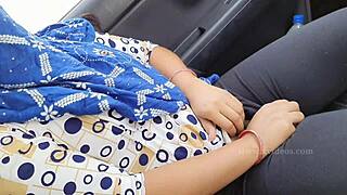 इंडियन गर्लफ्रेंड्स आउटडोर कार सेक्स विद एनल पाउंडिंग!