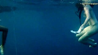 Meninas de Tenerife tiram a roupa e se divertem espirrando na água.