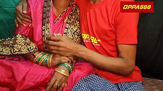 देसी पत्नी लाल शरी में झुकी हुई चाटवाई!