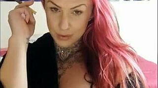 Vruća maca zadirkuje sa senzualnim tetoviranim velikim sisama na veb kameri.