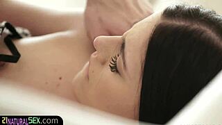 Cutie Eropah dapat facial melekit selepas aksi bilik tidur panas