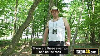 이봐, 이 아름다운 젊은 18+ 창녀가 어떻게 숲에서 큰 자지 타는 걸 속았어?