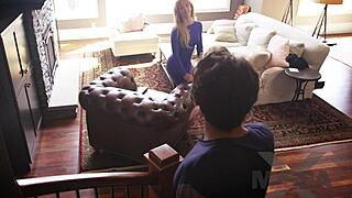 Milf rubia lame pies y se mete dedos en el coño en sneak peek de missax