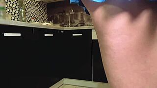 Nuori tyttö jää kiinni vakoilukameralla ilman alushousuja keittiössä!